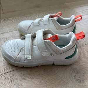 On Cloud the Roger kids size 2